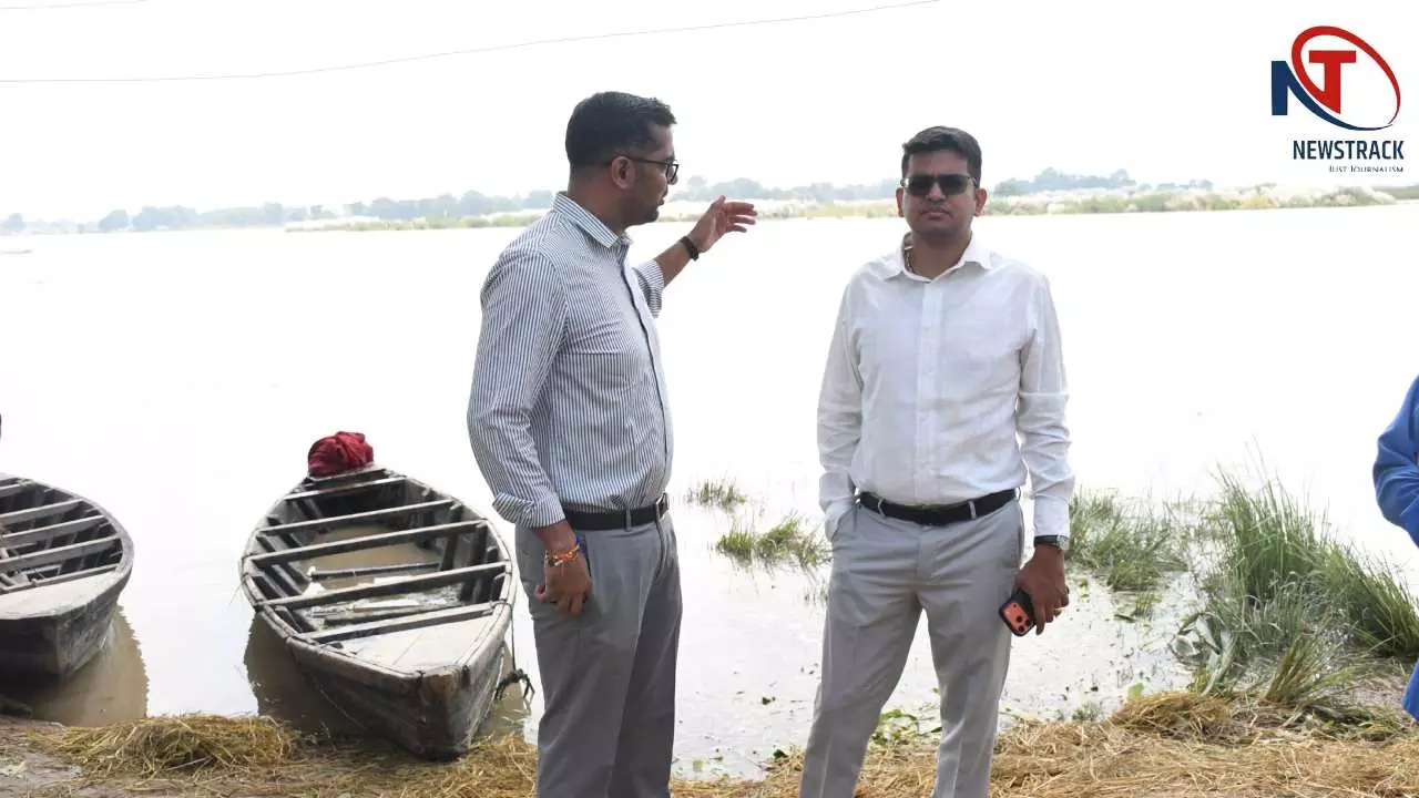 Siddharthnagar: बाढ़ प्रभावित गांवों का डीएम ने किया निरीक्षण, फसल सर्वे और राहत वितरण के निर्देश Siddharthnagar: बाढ़ प्रभावित गांवों का डीएम ने किया निरीक्षण, फसल सर्वे और राहत वितरण के निर्देश