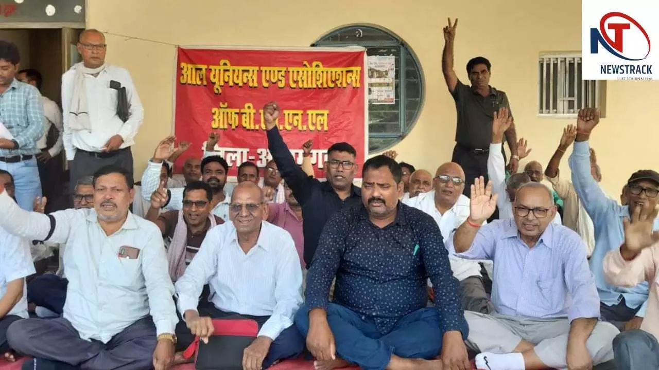 Azamgarh News: सातवें वेतन संशोधन की मांग को लेकर बीएसएनएल कर्मचारियों ने दिया सांकेतिक धरना