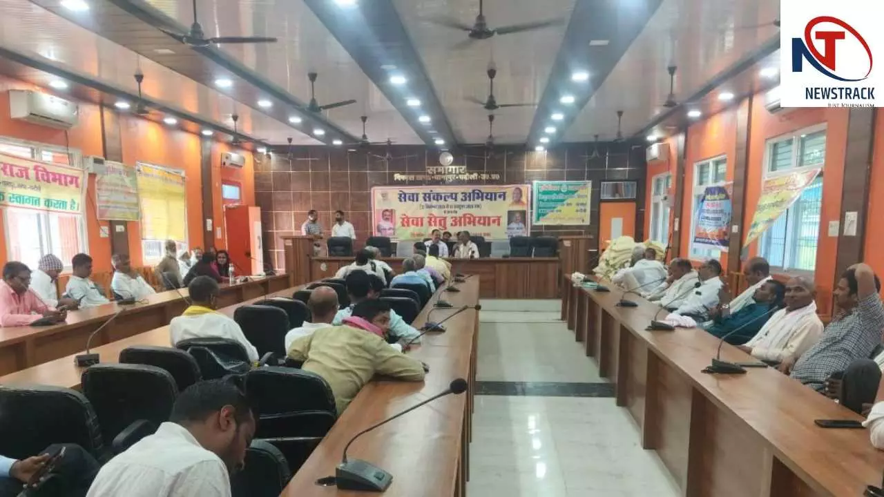 Chandauli News: धानापुर में किसानों को बटे मुफ्त बीज, विधायक ने दलहन-तिलहन के लिए किया प्रेरित