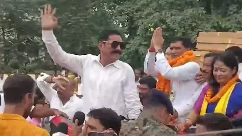 पटना MLC चुनाव में सियासी ड्रामा! अपने ही विधायक निरज के खिलाफ अनंत सिंह, खुली जीप में निकाला अनुज का काफिला पटना MLC चुनाव में सियासी ड्रामा! अपने ही विधायक निरज के खिलाफ अनंत सिंह, खुली जीप में निकाला अनुज का काफिला