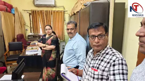 Sant Kabir Nagar News: डीएम के औचक निरीक्षण से हड़कंप, अनुपस्थित डॉक्टरों को नोटिस देने के निर्देश Sant Kabir Nagar News: डीएम के औचक निरीक्षण से हड़कंप, अनुपस्थित डॉक्टरों को नोटिस देने के निर्देश