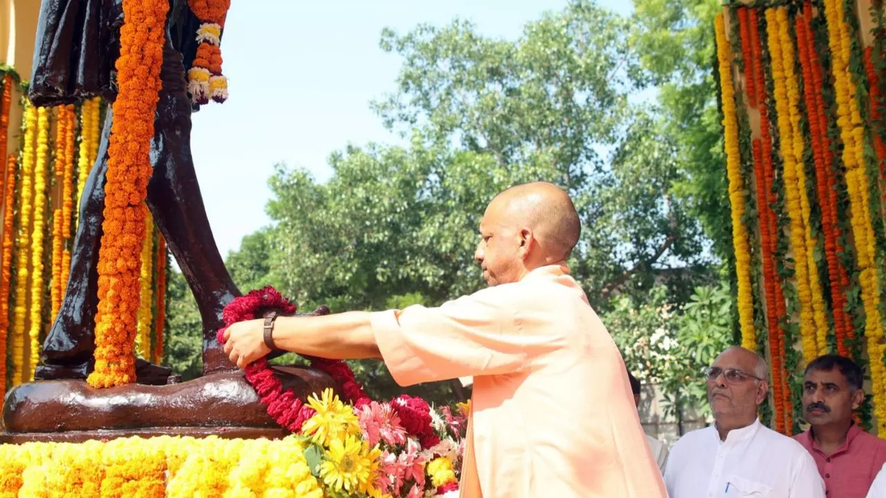 गांधी जयंती पर सीएम योगी ने किया बापू को नमन, भजनों की प्रस्तुति ने मोहा मन गांधी जयंती पर सीएम योगी ने किया बापू को नमन, भजनों की प्रस्तुति ने मोहा मन