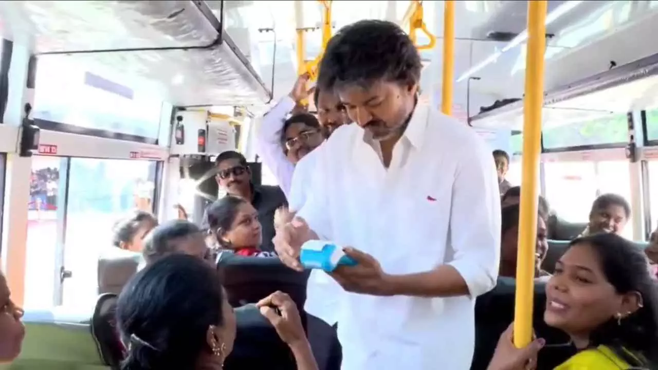 गांधी जयंती पर CM विजय बने बस कंडक्टर! चेन्नई के कोयम्बेडु तक महिलाओं को बांटा फ्री टिकट | देखें VIDIO गांधी जयंती पर CM विजय बने बस कंडक्टर! चेन्नई के कोयम्बेडु तक महिलाओं को बांटा फ्री टिकट | देखें VIDIO