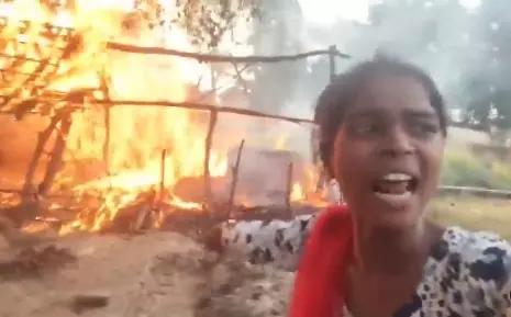 फूलन देवी बनकर लूंगी बदला... जलती झोपड़ी के सामने युवती का VIDEO वायरल, पुलिस बोली- खुद लगाई आग
