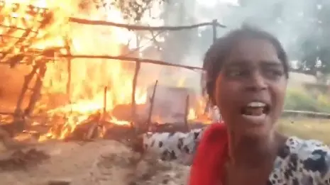 फूलन देवी बनकर लूंगी बदला... जलती झोपड़ी के सामने युवती का VIDEO वायरल, पुलिस बोली- खुद लगाई आग फूलन देवी बनकर लूंगी बदला... जलती झोपड़ी के सामने युवती का VIDEO वायरल, पुलिस बोली- खुद लगाई आग
