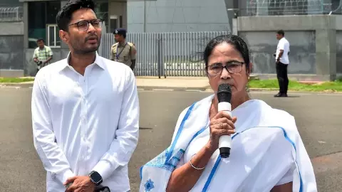 Rejinagar Bypoll: ममता-TMC को बूथ कैप्चरिंग का डर? कांग्रेस-लेफ्ट से मांगा साथ, BJP ने घेरा Rejinagar Bypoll: ममता-TMC को बूथ कैप्चरिंग का डर? कांग्रेस-लेफ्ट से मांगा साथ, BJP ने घेरा