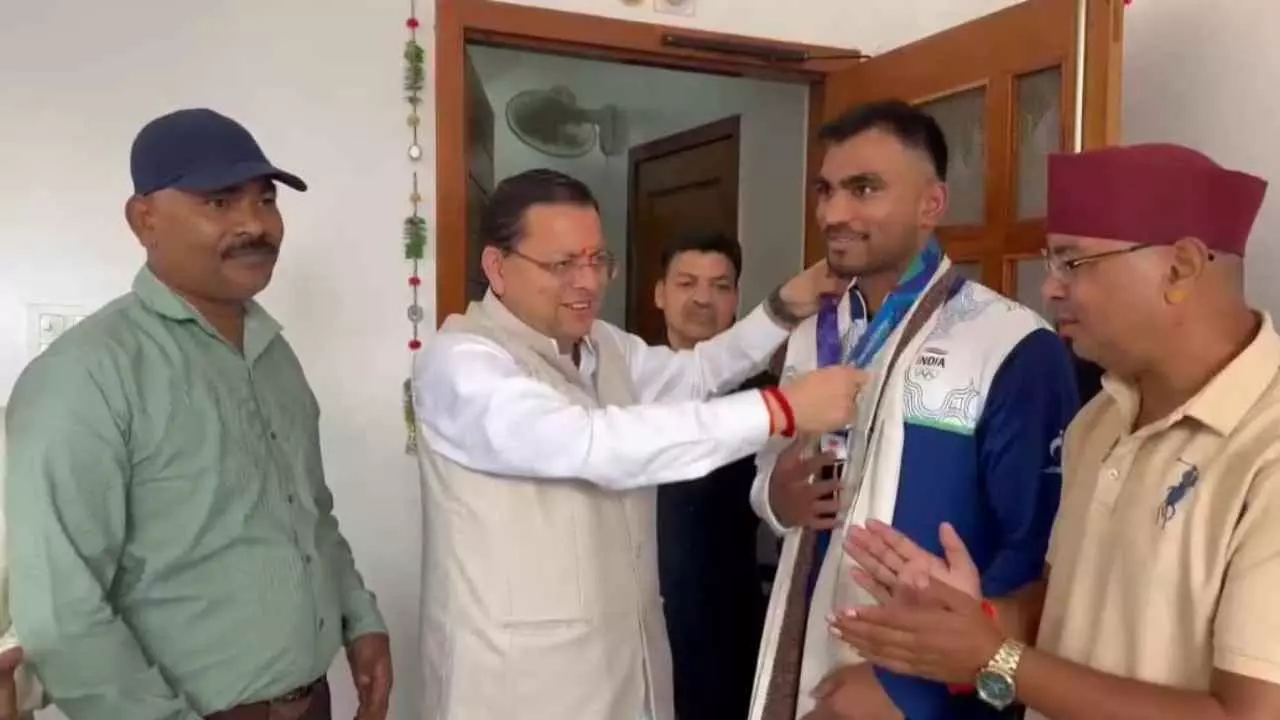 एशियन गेम्स में कांस्य जीतकर लौटे कपिल पोखरिया, CM पुष्कर सिंह धामी से की खास मुलाकात एशियन गेम्स में कांस्य जीतकर लौटे कपिल पोखरिया, CM पुष्कर सिंह धामी से की खास मुलाकात