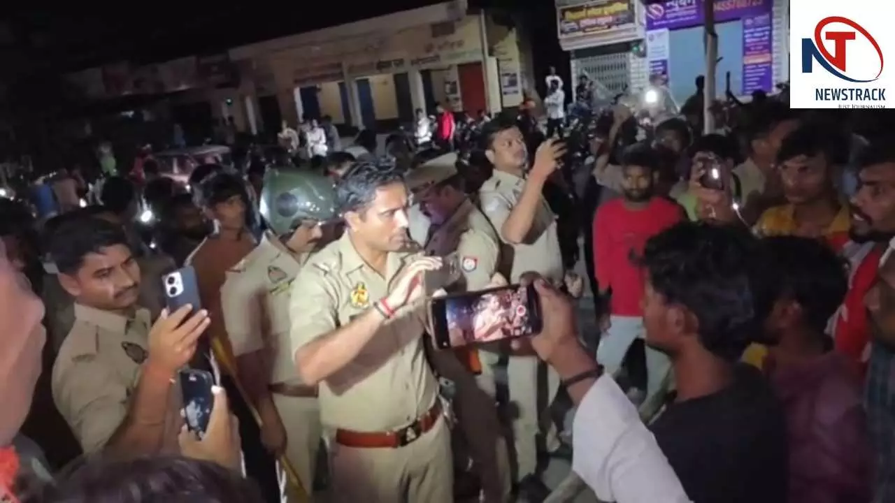 Chandauli News: निर्माणाधीन अपार्टमेंट में गार्ड की संदिग्ध मौत,परिजनों ने शव रखकर सड़क किया जाम Chandauli News: निर्माणाधीन अपार्टमेंट में गार्ड की संदिग्ध मौत,परिजनों ने शव रखकर सड़क किया जाम