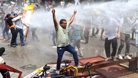 बिहार दारोगा भर्ती रिजल्ट रद्द होते ही पटना में बवाल, सड़क पर उतरे अभ्यर्थी, जानें पूरा मामला बिहार दारोगा भर्ती रिजल्ट रद्द होते ही पटना में बवाल, सड़क पर उतरे अभ्यर्थी, जानें पूरा मामला