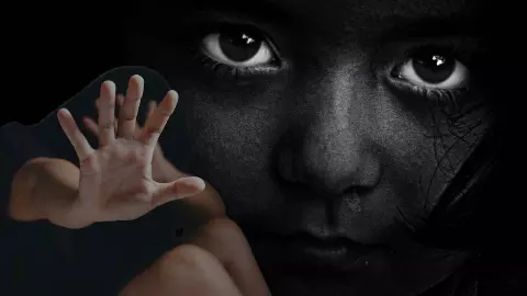 पापा करते थे यौन शोषण, मां वहीं खड़ी लेती थी फोटो, कच्छ में 14 साल की बच्ची की दर्दनाक कहानी