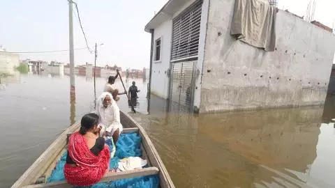 गोमती के विकराल रूप से लखनऊ में महाप्रलय जैसे हालात, फैजुल्लागंज में 50 हजार घरों में घुसा पानी गोमती के विकराल रूप से लखनऊ में महाप्रलय जैसे हालात, फैजुल्लागंज में 50 हजार घरों में घुसा पानी