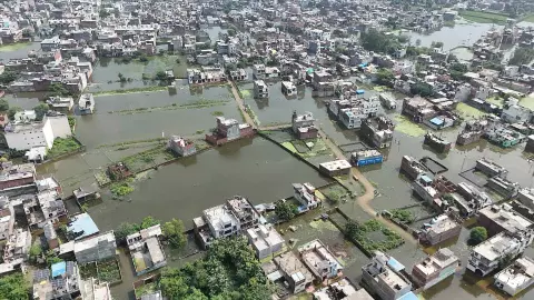 फैजुल्लागंज में बाढ़ बनी चोरों के लिए आपदा में अवसर, खाली घरों पर नजर, एक संदिग्ध दबोचा फैजुल्लागंज में बाढ़ बनी चोरों के लिए आपदा में अवसर, खाली घरों पर नजर, एक संदिग्ध दबोचा