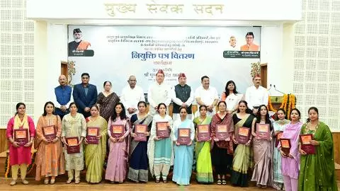 उत्तराखंड में 332 युवाओं को नियुक्ति पत्र, CM धामी बोले- सेवाभाव और समर्पण से निभाएं जिम्मेदारी उत्तराखंड में 332 युवाओं को नियुक्ति पत्र, CM धामी बोले- सेवाभाव और समर्पण से निभाएं जिम्मेदारी
