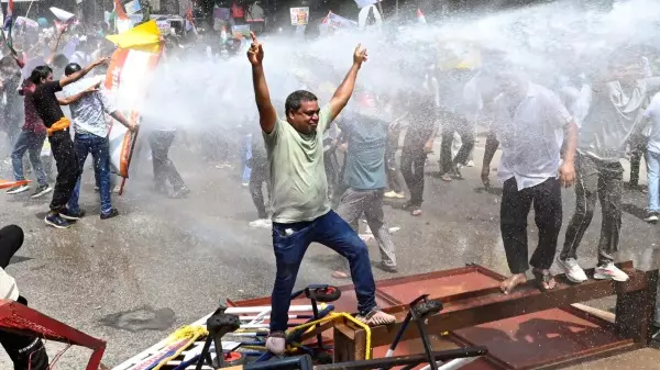 बिहार दारोगा भर्ती रिजल्ट रद्द होते ही पटना में बवाल, सड़क पर उतरे अभ्यर्थी, जानें पूरा मामला बिहार दारोगा भर्ती रिजल्ट रद्द होते ही पटना में बवाल, सड़क पर उतरे अभ्यर्थी, जानें पूरा मामला