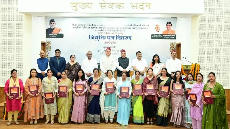 उत्तराखंड में 332 युवाओं को नियुक्ति पत्र, CM धामी बोले- सेवाभाव और समर्पण से निभाएं जिम्मेदारी उत्तराखंड में 332 युवाओं को नियुक्ति पत्र, CM धामी बोले- सेवाभाव और समर्पण से निभाएं जिम्मेदारी