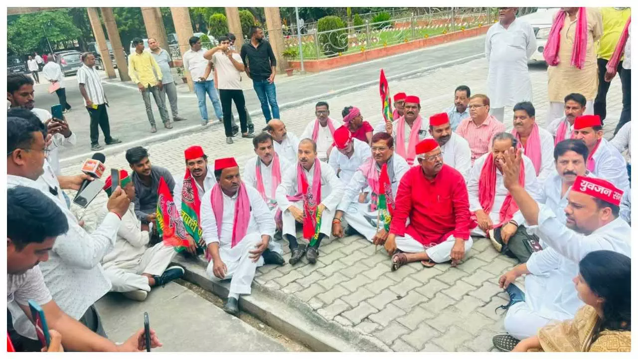 SP workers protest against Akhilesh Yadavs custody SP workers protest against Akhilesh Yadavs custody