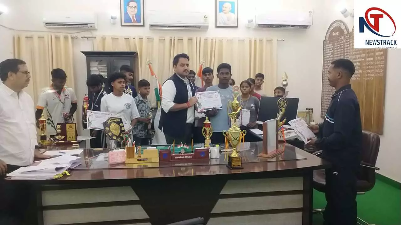 Sonbhadra:स्टेट कराटे चैंपियनशिप में सोनभद्र के तीन विद्यार्थियों ने एक स्वर्ण और दो कांस्य पदक जीते Sonbhadra:स्टेट कराटे चैंपियनशिप में सोनभद्र के तीन विद्यार्थियों ने एक स्वर्ण और दो कांस्य पदक जीते