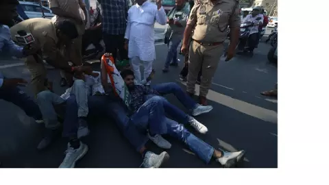 हजरतगंज में NSUI का प्रदर्शन, राहुल-प्रियंका की हिरासत के विरोध में सड़क पर उतरे कार्यकर्ता हजरतगंज में NSUI का प्रदर्शन, राहुल-प्रियंका की हिरासत के विरोध में सड़क पर उतरे कार्यकर्ता
