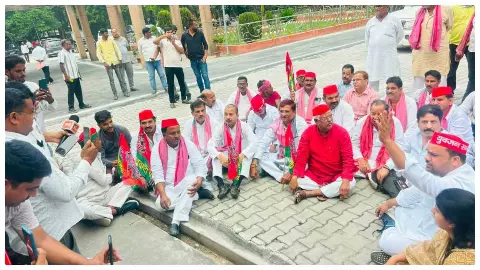 SP workers protest against Akhilesh Yadavs custody SP workers protest against Akhilesh Yadavs custody