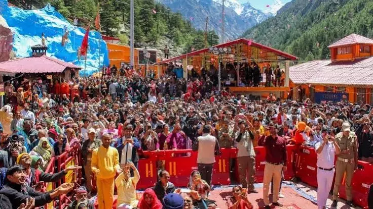 धामी सरकार में चारधाम यात्रा ने रचा नया कीर्तिमान, श्रद्धालुओं की संख्या 56.18 लाख के पार धामी सरकार में चारधाम यात्रा ने रचा नया कीर्तिमान, श्रद्धालुओं की संख्या 56.18 लाख के पार