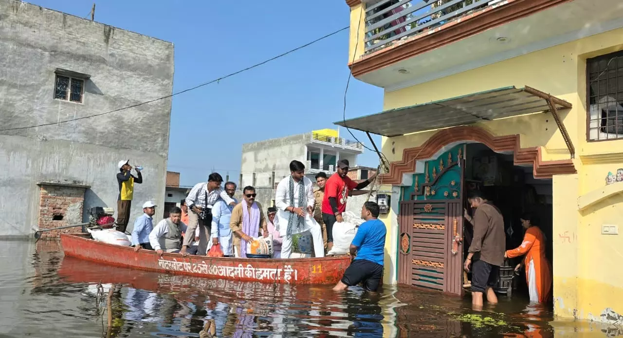 गोमती के बढ़ते जलस्तर से प्रभावित इलाकों में योगी सरकार का राहत अभियान तेज गोमती के बढ़ते जलस्तर से प्रभावित इलाकों में योगी सरकार का राहत अभियान तेज