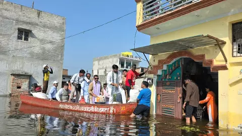 गोमती के बढ़ते जलस्तर से प्रभावित इलाकों में योगी सरकार का राहत अभियान तेज गोमती के बढ़ते जलस्तर से प्रभावित इलाकों में योगी सरकार का राहत अभियान तेज
