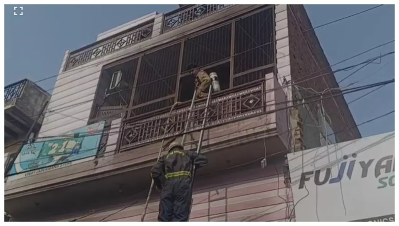 Baghpat: बागपत में भीषण अग्निकांड ---- आग में जिंदा जलीं मां-बेटी, परिवार को बचाने में बेटा गंभीर Baghpat: बागपत में भीषण अग्निकांड ---- आग में जिंदा जलीं मां-बेटी, परिवार को बचाने में बेटा गंभीर