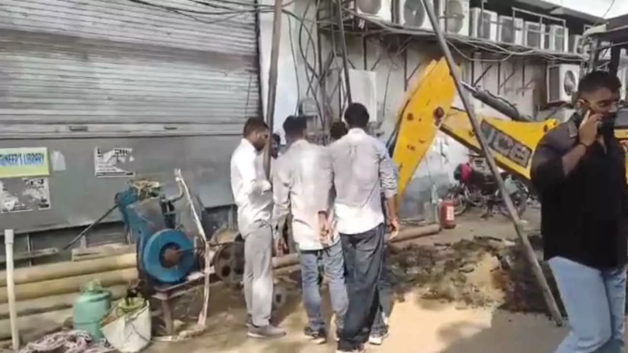 Hapur News: समरसेबल खुदाई में IGL गैस पाइपलाइन लीक, दिल्ली रोड पर मचा हड़कंप, लोगों में दहशत