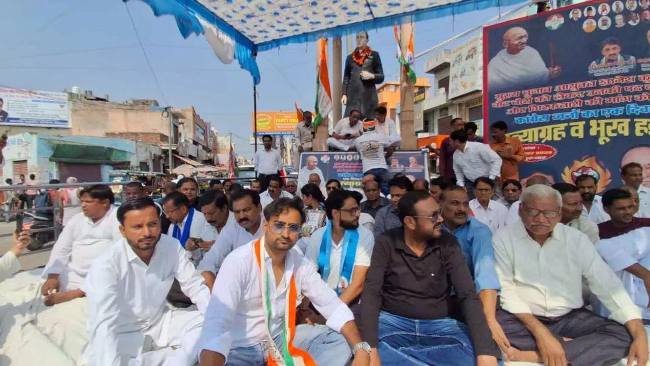 Hapur News: आयुक्त की बर्खास्तगी की मांग को लेकर सत्याग्रह, जंतर-मंतर की घटना पर भड़का आक्रोश