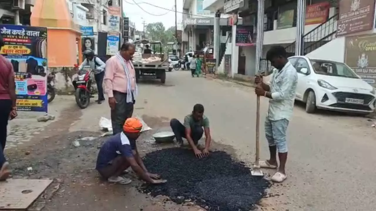 Raebareli News: 10 अक्टूबर तक शहर की 12 प्रमुख सड़कें होंगी गड्ढामुक्त, मार्गों पर अभियान तेज Raebareli News: 10 अक्टूबर तक शहर की 12 प्रमुख सड़कें होंगी गड्ढामुक्त, मार्गों पर अभियान तेज