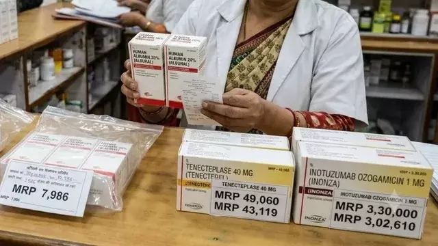 UP के 214 अस्पतालों में दवाओं की कीमतों का बड़ा खेल, एक ही ब्रांड की एमआरपी में 27,390 रुपये का अंतर