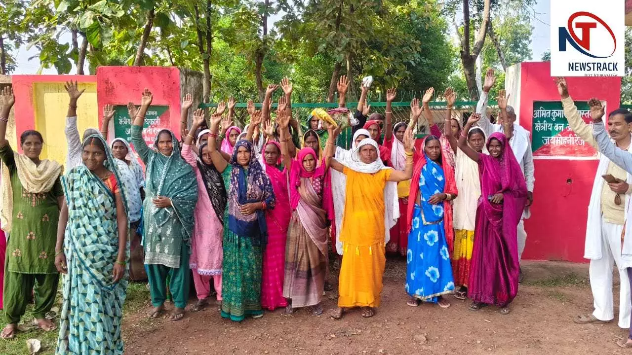 Chandauli News: वन विभाग की कार्रवाई से भड़के नौगढ़ के ग्रामीण, जयमोहनी रेंज कार्यालय का घेराव