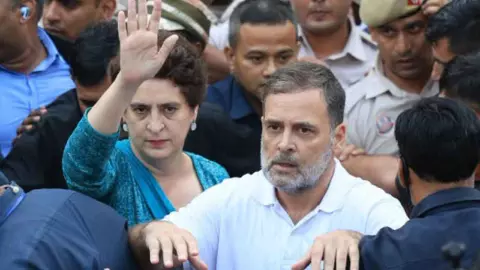 जमकर खाओ और दमभर प्रदर्शन! दूसरे दिए भी कांग्रेस की लंच मीटिंग, दिल्ली में आज कहां बरसेंगे राहुल-प्रियंका? जमकर खाओ और दमभर प्रदर्शन! दूसरे दिए भी कांग्रेस की लंच मीटिंग, दिल्ली में आज कहां बरसेंगे राहुल-प्रियंका?