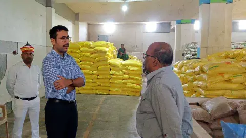 Amethi News: घंटों कतार में खड़े किसान, एक पीओएस मशीन से वितरण पर डीएम ने चार अफसरों को नोटिस Amethi News: घंटों कतार में खड़े किसान, एक पीओएस मशीन से वितरण पर डीएम ने चार अफसरों को नोटिस