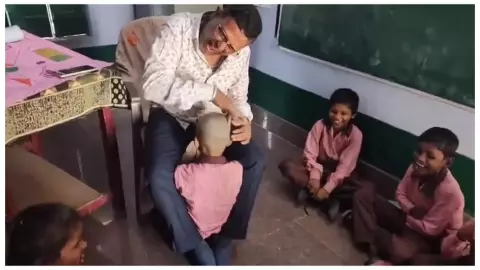 Etawah News: छात्र के सिर पर बजाया तबला, वीडियो वायरल होने पर प्रधानाध्यापक निलंबित