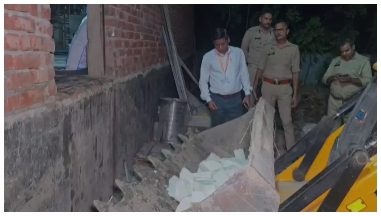 Etah News: सपना डेयरी पर छापा, 10 कुंतल नकली पनीर और देसी घी बरामद, FIR दर्ज