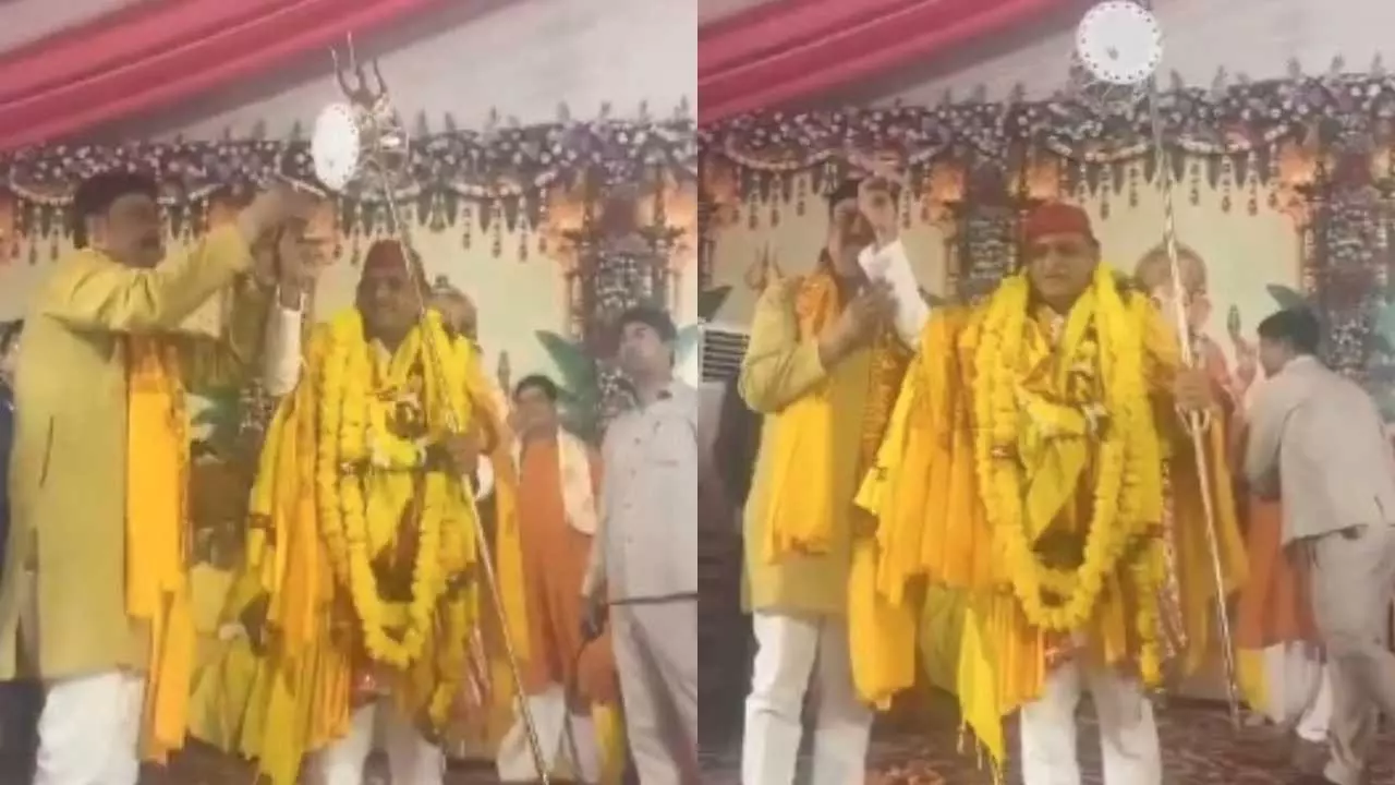 VIDEO: अखिलेश यादव का सुदर्शनधारी अवतार, हाथ में दिखा त्रिशूल-डमरू और चक्र, क्या है संदेश?