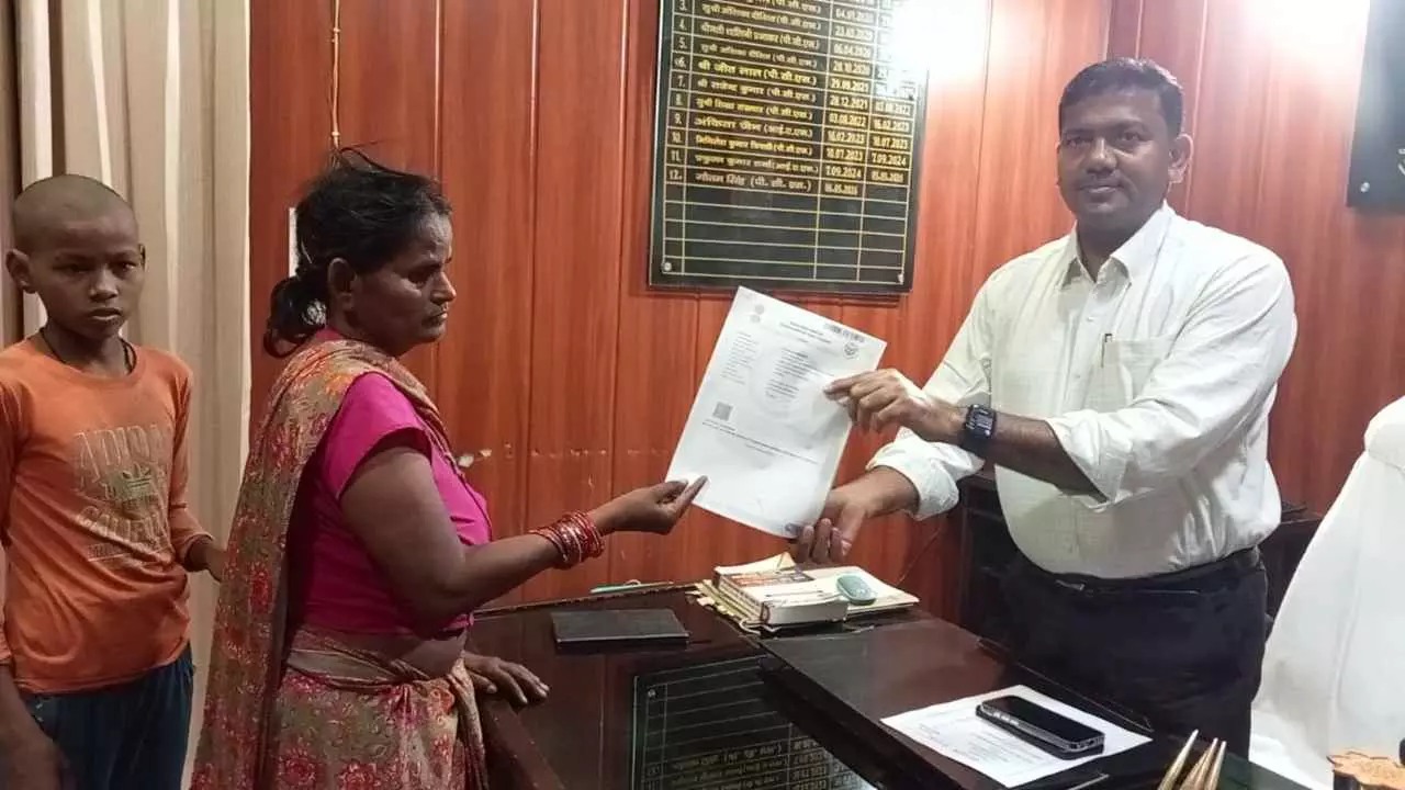 Raebareli News: गौतम सिंह की पहल से दिव्यांग दंपति को राहत, तीन महीने में निपटा बंटवारे का मुकदमा Raebareli News: गौतम सिंह की पहल से दिव्यांग दंपति को राहत, तीन महीने में निपटा बंटवारे का मुकदमा