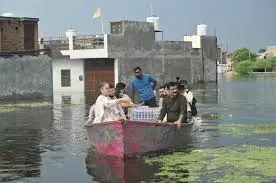 लखनऊ में बाढ़ प्रभावितों तक नावों से पहुंच रहा भोजन, 1900 फूड पैकेट और पानी बांटा लखनऊ में बाढ़ प्रभावितों तक नावों से पहुंच रहा भोजन, 1900 फूड पैकेट और पानी बांटा