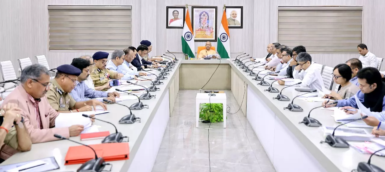 योगी सरकार का सख्त निर्देश: 24 घंटे में शिकायतों का जवाब, 15 दिन में निपटेंगे राजस्व मामले योगी सरकार का सख्त निर्देश: 24 घंटे में शिकायतों का जवाब, 15 दिन में निपटेंगे राजस्व मामले