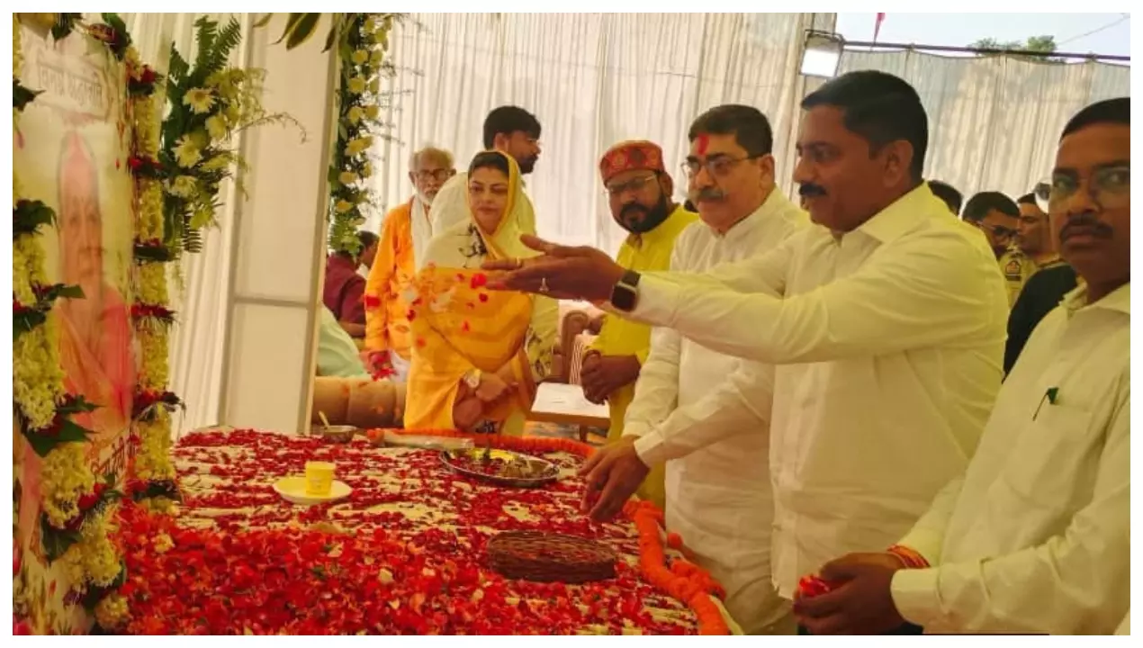 Chandauli News: राज्यसभा सांसद दर्शना सिंह की सासू मां के त्रयोदशाह पर राष्ट्रीय तेली साहू महा संगठन