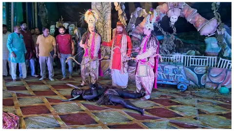 Shamli News: हनुमान टीला पर रामलीला में ताड़का वध का मंचन, उमड़ी श्रद्धालुओं की भीड़ Shamli News: हनुमान टीला पर रामलीला में ताड़का वध का मंचन, उमड़ी श्रद्धालुओं की भीड़