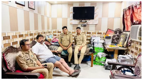Hathras News: दिल्ली से लौटने पर कांग्रेस जिलाध्यक्ष विवेक उपाध्याय हाउस अरेस्ट, SP से पूछे सवाल Hathras News: दिल्ली से लौटने पर कांग्रेस जिलाध्यक्ष विवेक उपाध्याय हाउस अरेस्ट, SP से पूछे सवाल