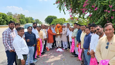 Hathras News: हाथरस में शिक्षक नेताओं ने प्रदेश अध्यक्ष डॉ. दिनेश चंद्र शर्मा का किया भव्य स्वागत Hathras News: हाथरस में शिक्षक नेताओं ने प्रदेश अध्यक्ष डॉ. दिनेश चंद्र शर्मा का किया भव्य स्वागत
