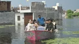 लखनऊ में बाढ़ प्रभावितों तक नावों से पहुंच रहा भोजन, 1900 फूड पैकेट और पानी बांटा