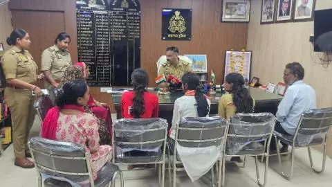 “बिटिया, अब नहीं डांटेंगे...” 24 घंटे बाद मिलीं 3 बेटियां, लखनऊ पुलिस ने परिवार से मिलाया