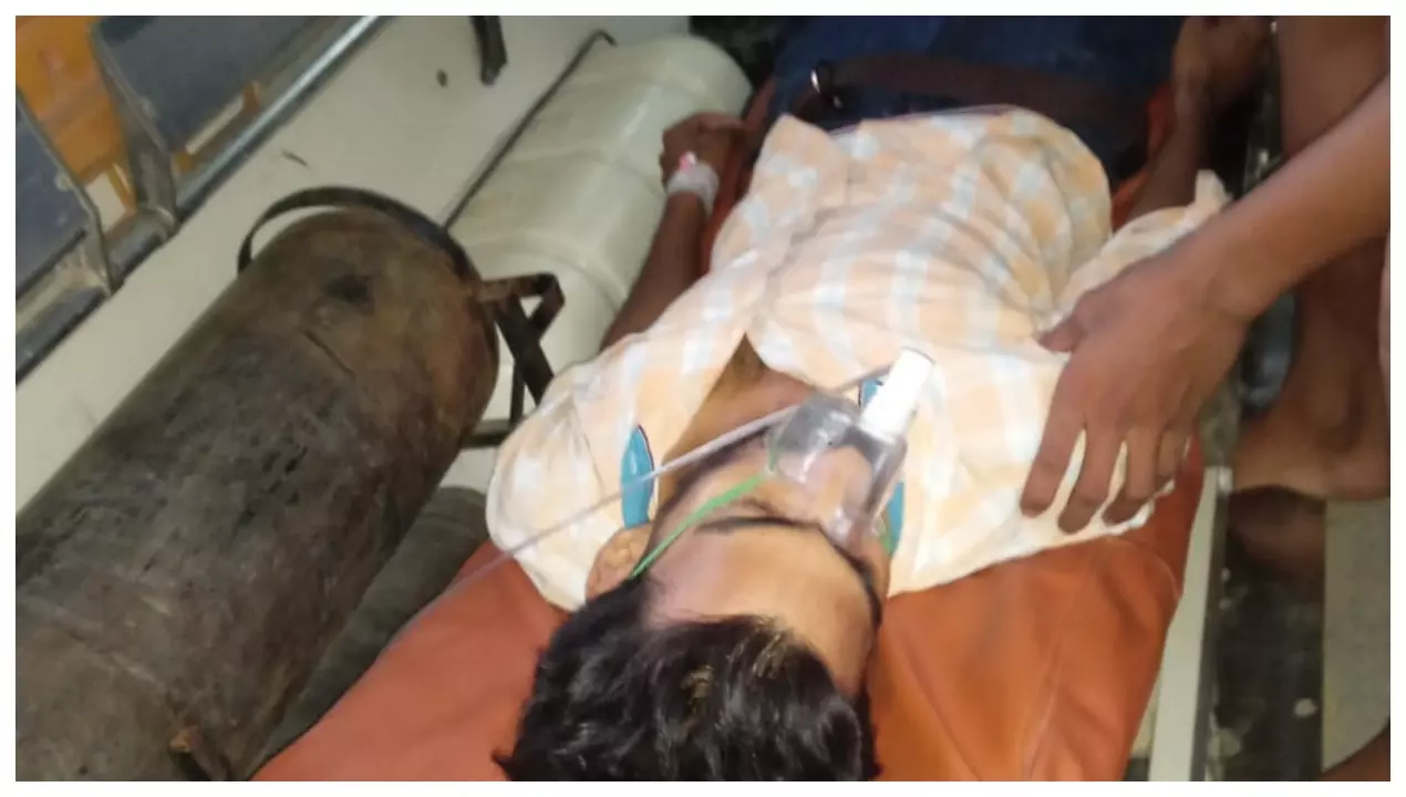 Chandauli News: 108 एम्बुलेंस की सूझबूझ से बची मरीज की जान, दवा के रिएक्शन से हुआ था अचेत Chandauli News: 108 एम्बुलेंस की सूझबूझ से बची मरीज की जान, दवा के रिएक्शन से हुआ था अचेत
