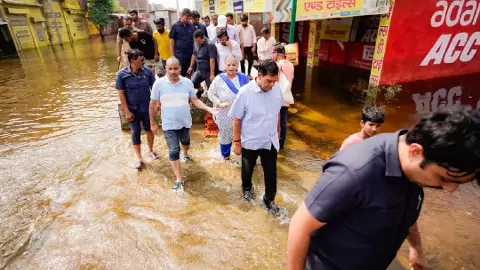 लखनऊ में बाढ़ प्रभावितों के बीच पहुंचे मंत्री ए.के. शर्मा, राहत कार्यों में लापरवाही पर सख्त निर्देश