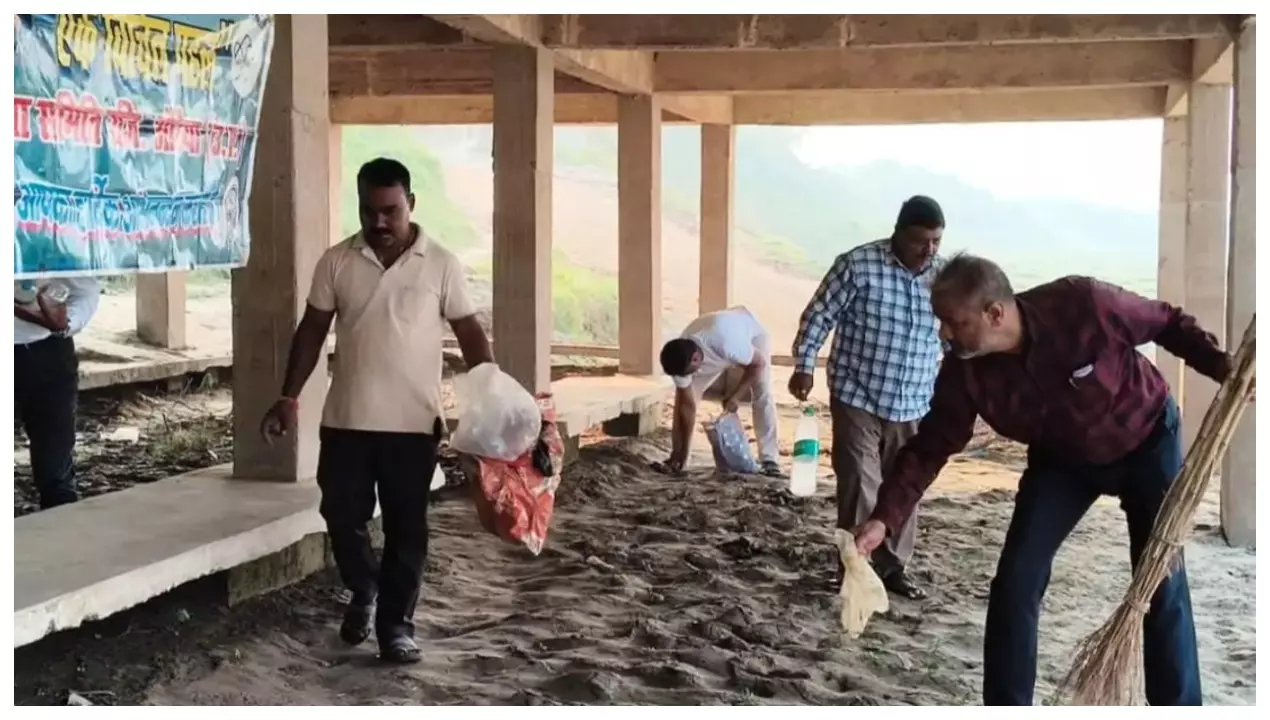 Auraiya News: औरैया में यमुना तट पर 170वां सफाई अभियान, अंत्येष्टि स्थलों के समतलीकरण की उठी मांग