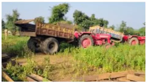 चित्रकूट में लोहा चोरी का बड़ा खुलासा: बंद फैक्ट्री से माल ले जा रहे 2 ट्रैक्टर जब्त चित्रकूट में लोहा चोरी का बड़ा खुलासा: बंद फैक्ट्री से माल ले जा रहे 2 ट्रैक्टर जब्त